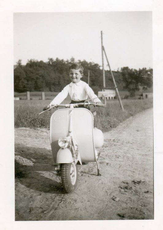 Mario Mecca sulla vespa - anni 50 - sullo sfondo Via San Giovanni.jpg